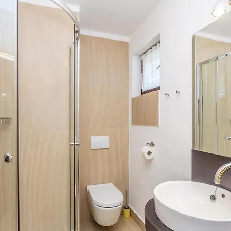 Gorgeous In Malinska Apartamento